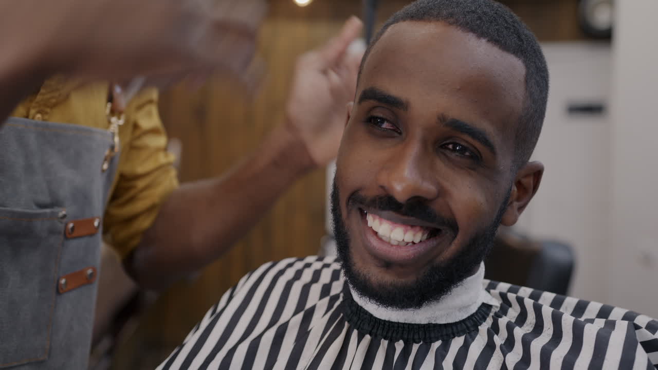 un hombre se corta el cabello en una barbería.