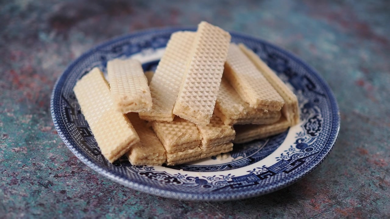 Biscotti wafer croccanti serviti su un piatto decorativo blu e bianco