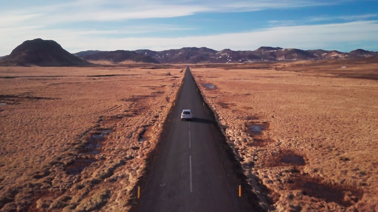 클레이파르바튼 호수 근처의 긴 도로를 여행하는 차량, 산맥을 향한 남부 아이슬란드 여행