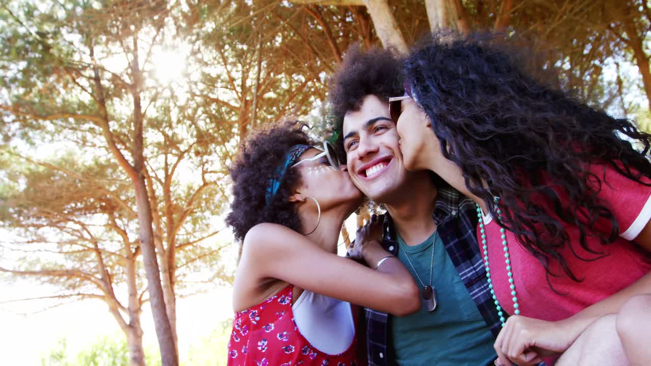 음악 페스티벌 4k에서 즐겁게 지내는 친구들의 그룹