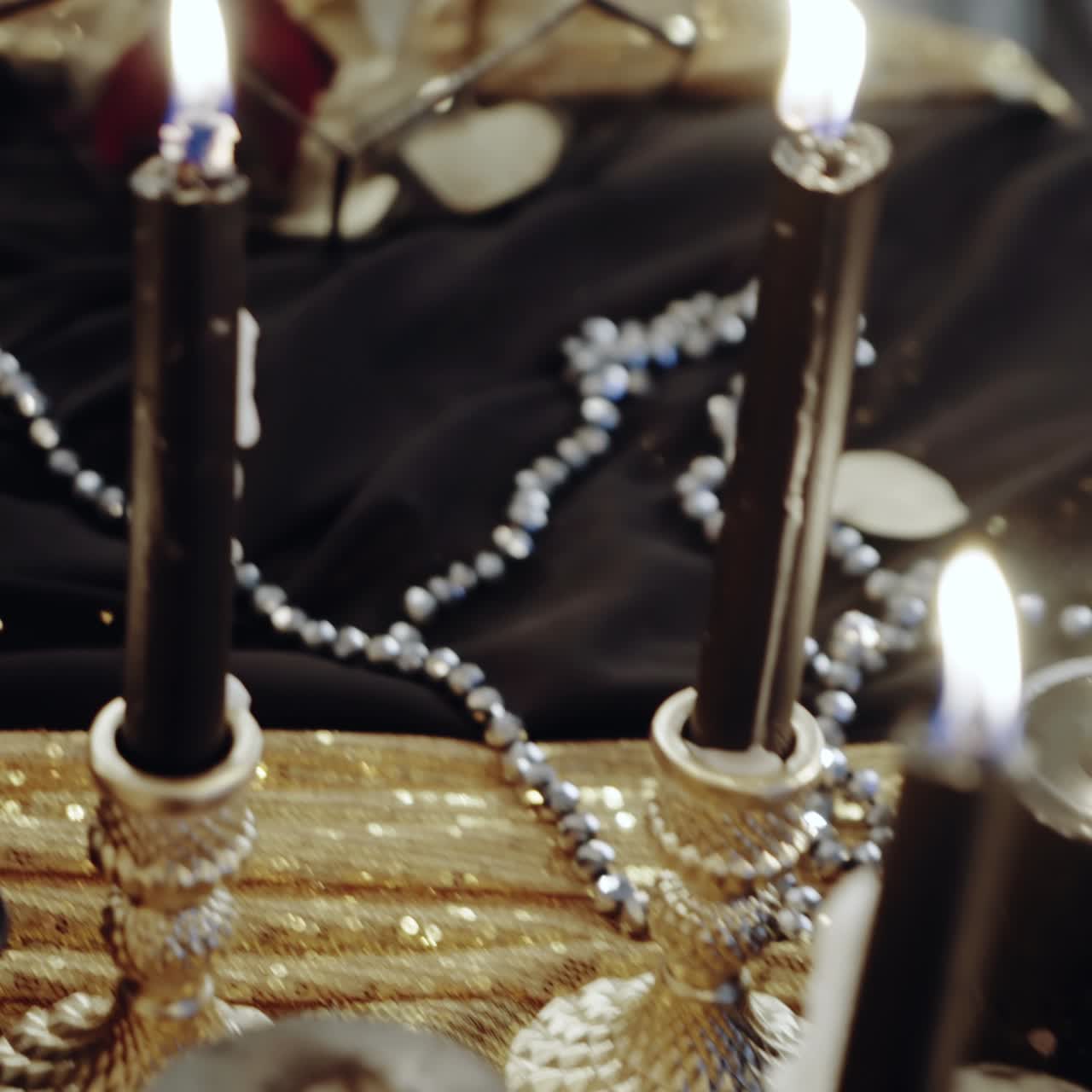 la bruja en la mesa.