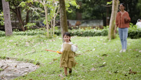 mujer y niño en el parque