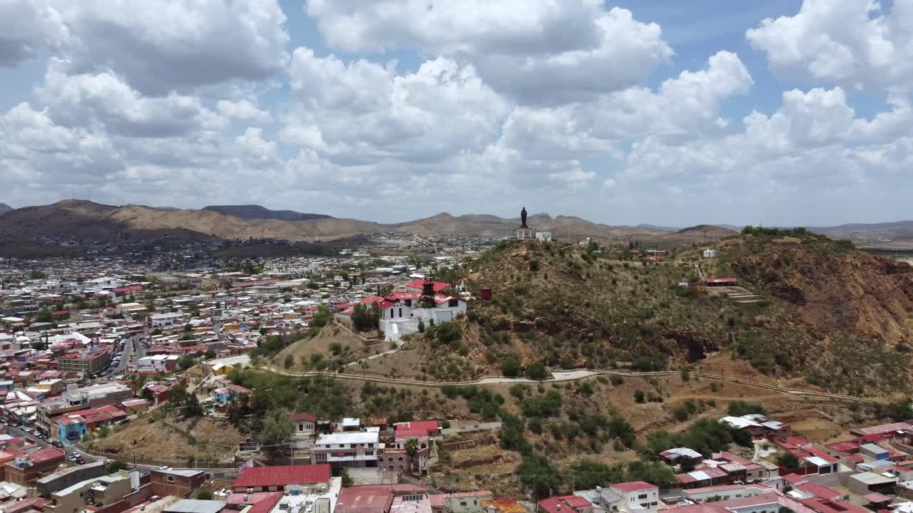 drone disparo de una ciudad en el campo alejándose para tener más visión de la toma