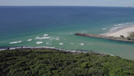 Montaña-Boscosa-De-Burleigh-Heads-Con-Idílico-Paisaje-Marino-En-Gold-Coast,-Queensland,-Australia