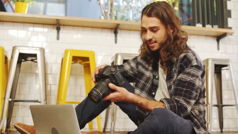 ejecutivo creativo revisando las fotos en su cámara digital 4k 4k