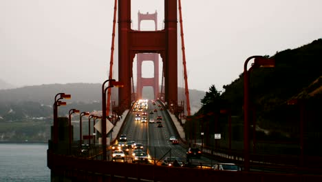 una toma de luz de tráfico de automóviles en el icónico puente golden gate en el atardecer de verano en san francisco, california.