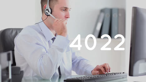 animación de números cambiando sobre hombre de negocios usando auriculares de teléfono