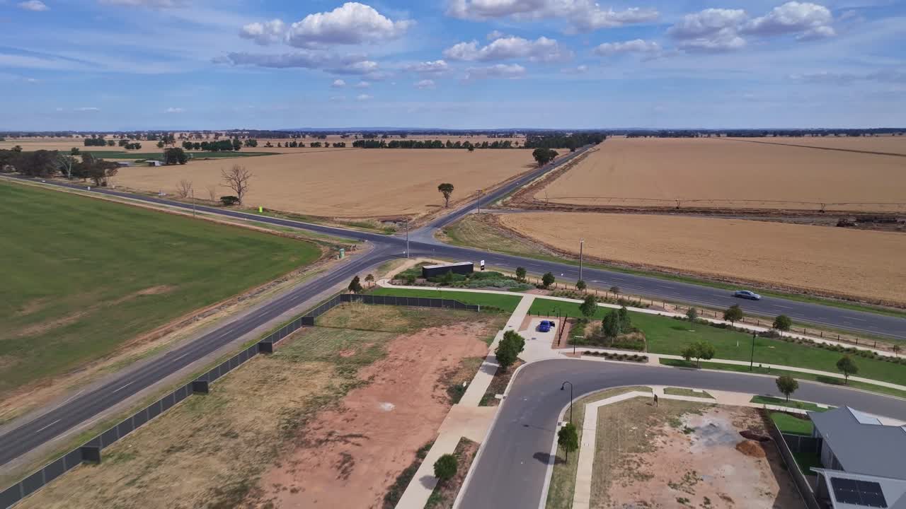 nuevas casas en una urbanización residencial de un campo de golf y luego más allá de los campos agrícolas