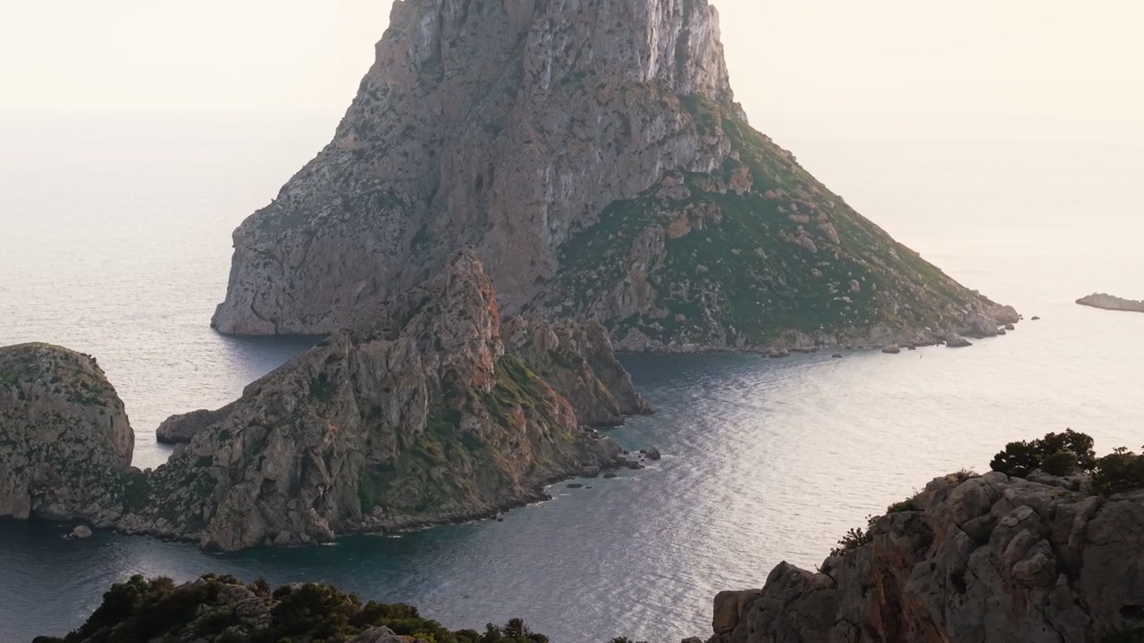 L'isolotto roccioso di Es Vedra si erge in modo spettacolare dal calmo mare di Ibiza