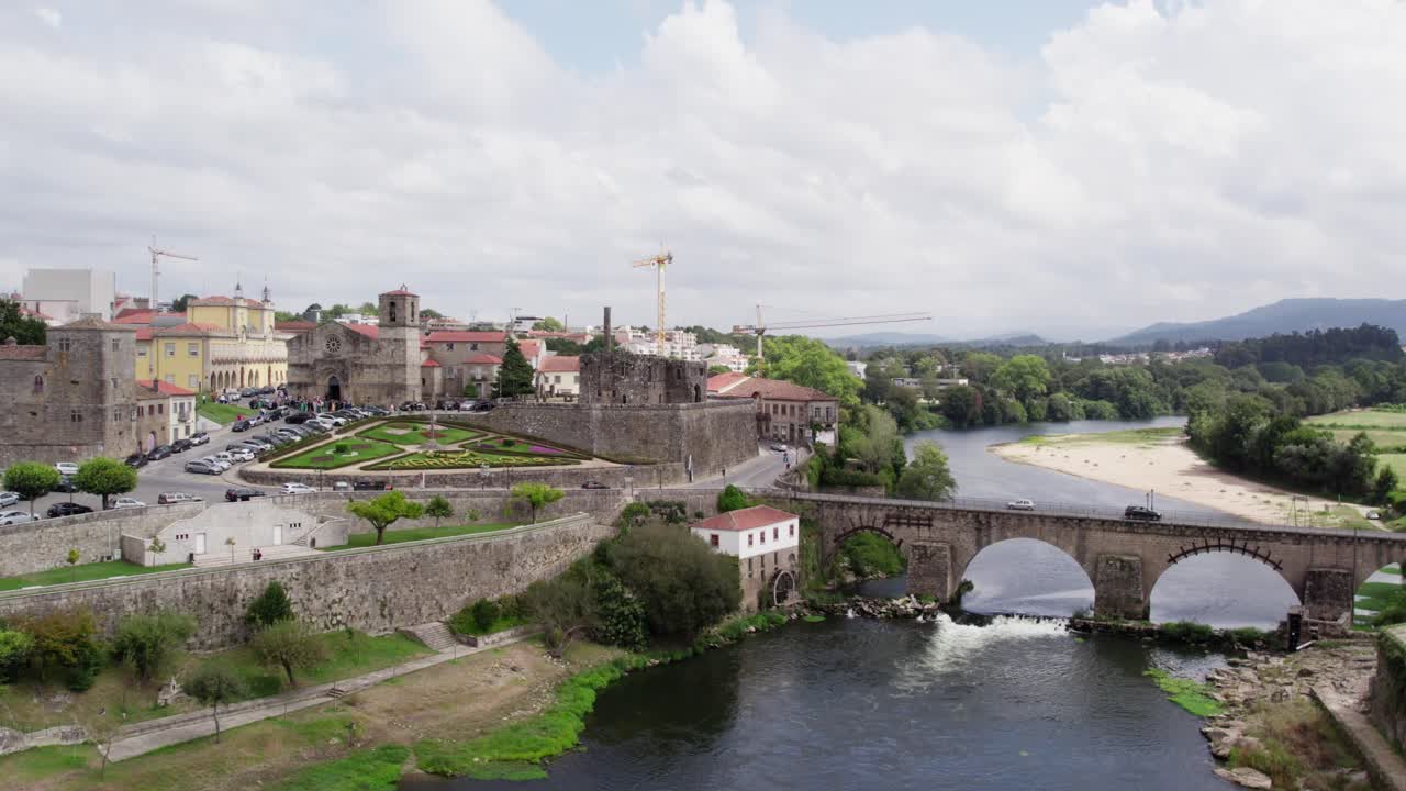 horizonte de barcelos, puente medieval y orilla del río, portugal - aérea
