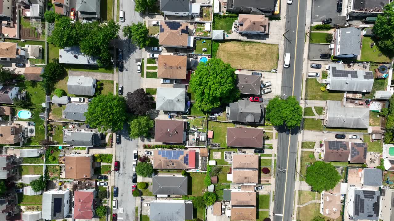 tomada aérea de arriba hacia abajo de la zona de vivienda estadounidense en staten island durante un día soleado, ciudad de nueva york
