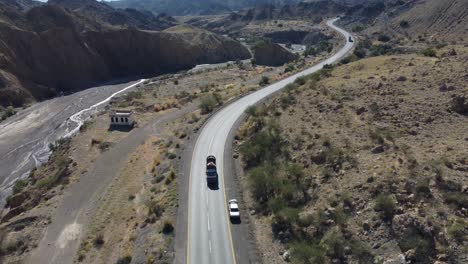 vista aérea de la conducción de camiones a lo largo de la carretera n-25 en baluchistán