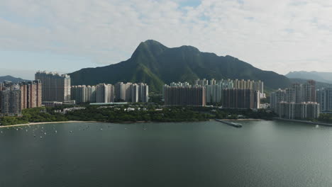 vista panorámica del dron de hong kong revela el paisaje urbano de la ciudad con el edificio moderno principal y el paisaje urbano