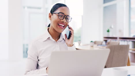 Llamada-Telefónica,-Computadora-Portátil-Y-Sonrisa-Con-Una-Mujer-De-Negocios