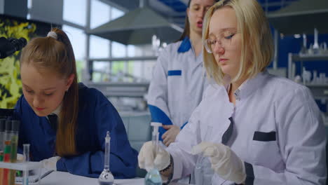 estudiantes de ciencias en un entorno de laboratorio