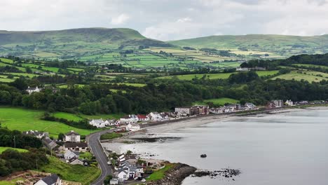 bahía de desagües en la carretera de la costa de antrim en irlanda del norte