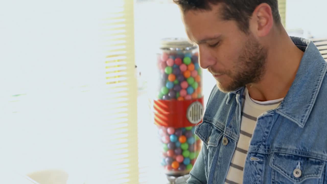 hombre desayunando 4k