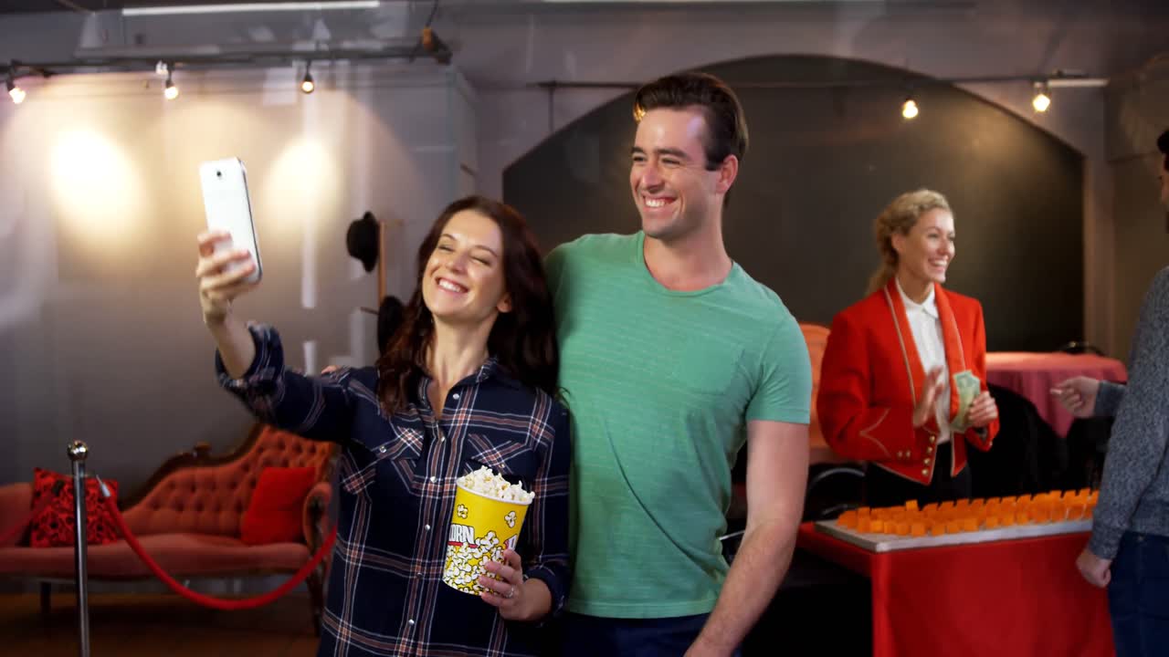 pareja tomando una selfie con un teléfono móvil 4k