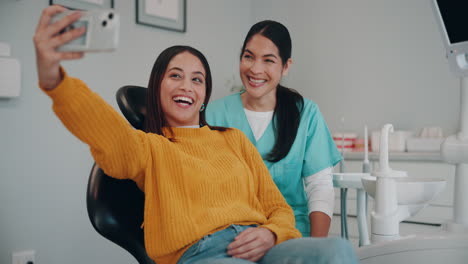 paciente feliz tomando una selfie con su dentista