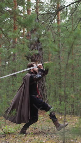 caballero lucha contra monstruo en el bosque, juegos de rol, campamento histórico para niños