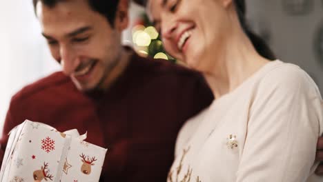 vista de la mano de un hombre dando un regalo de navidad