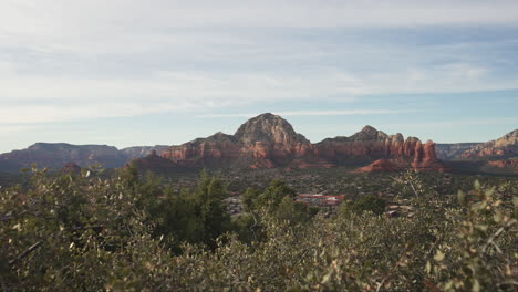 Vista-De-Sedona,-Arizona,-Hermosas-Formaciones-Rocosas,-Ciudad-Y-Montañas-En-Un-Día-Nublado---Empuje-Hacia-La-Toma-Del-Horizonte