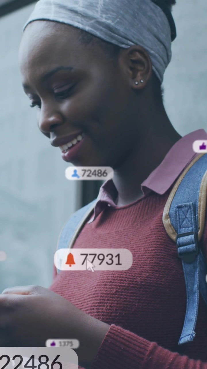 Animation af sociale medieikoner og data over en afroamerikansk kvinde, der bruger smartphone