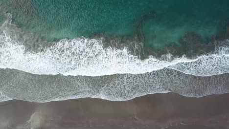 rotating-in-Bird-eye-view-of-Medland-Beach,-Great-Barrier-Island,-New-Zealand