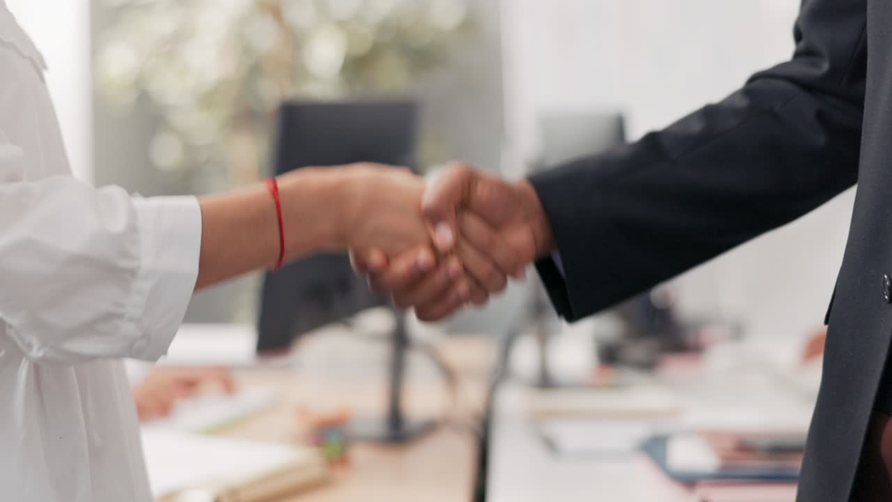 primer plano de mujeres y hombres manos en el medio de una oficina corporativa en el fondo, amistoso apretón de manos, saludo, despedida, conocerse, felicitar, orgullo, alegría