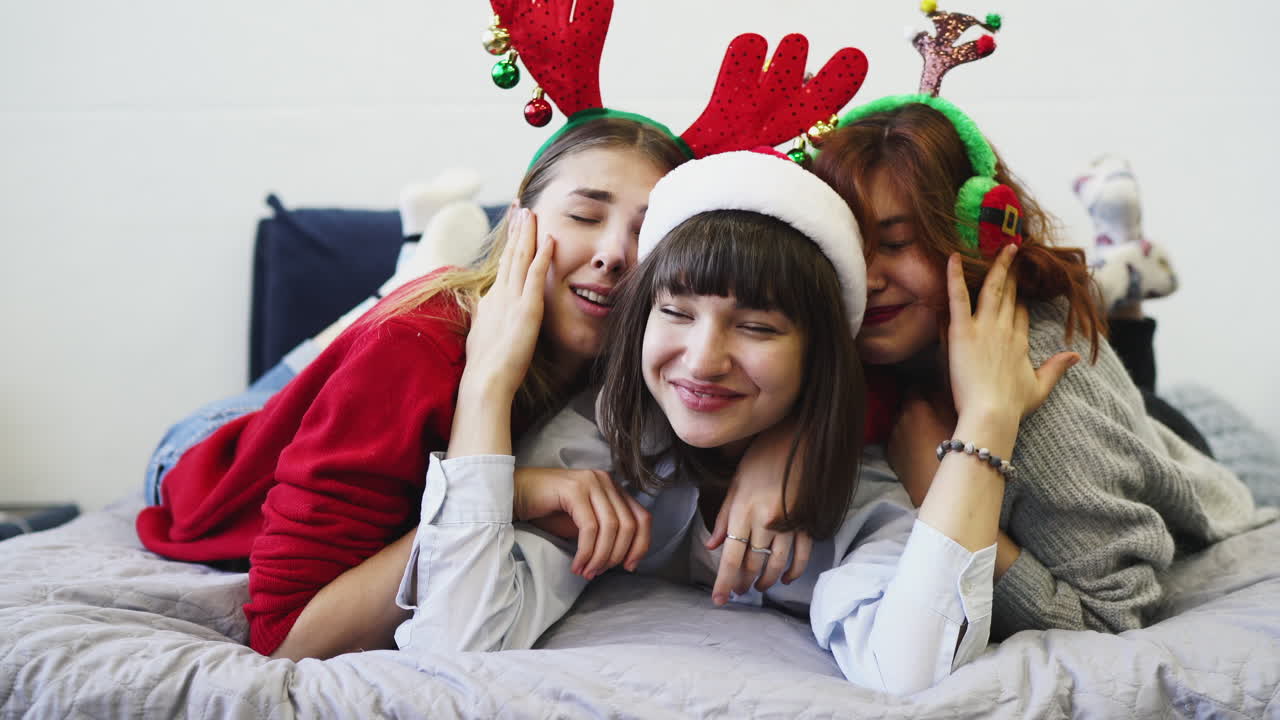 amigos celebrando navidad en una cama