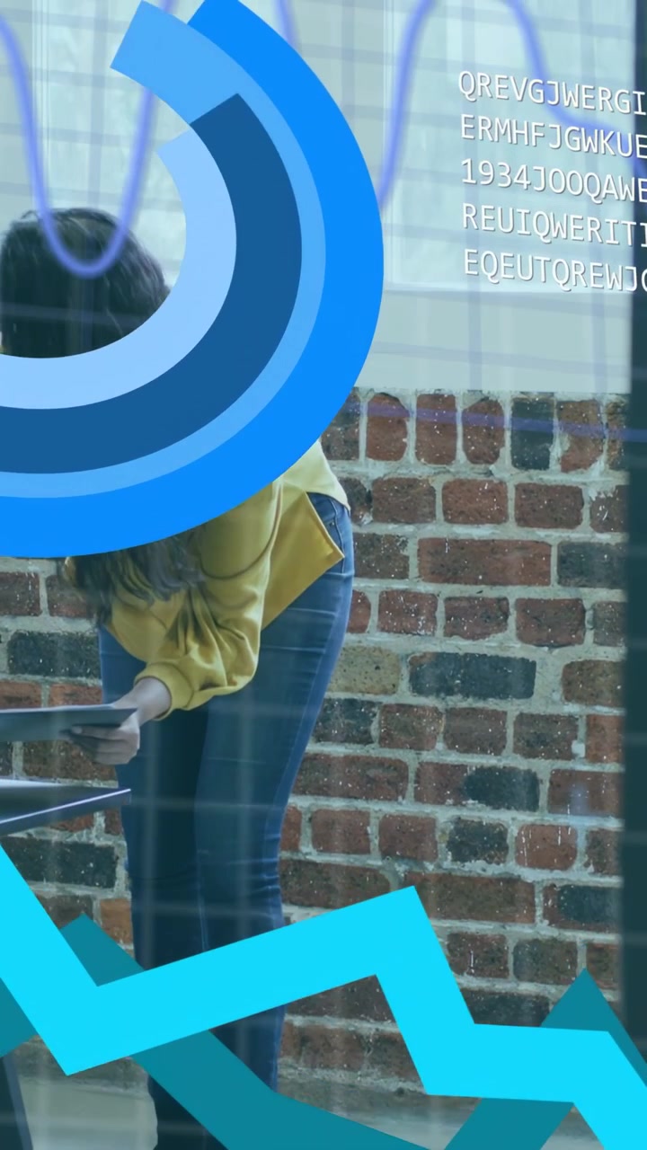 Video vertikal: Analis bersandar di meja, mengetuk tablet dan menunjukkan grafik HUD untuk tinjauan bisnis.