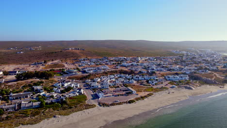 Pintoresco-Pueblo-Costero-De-Paternoster-Con-Casas-Encaladas,-Weskus,-Drone-Pan