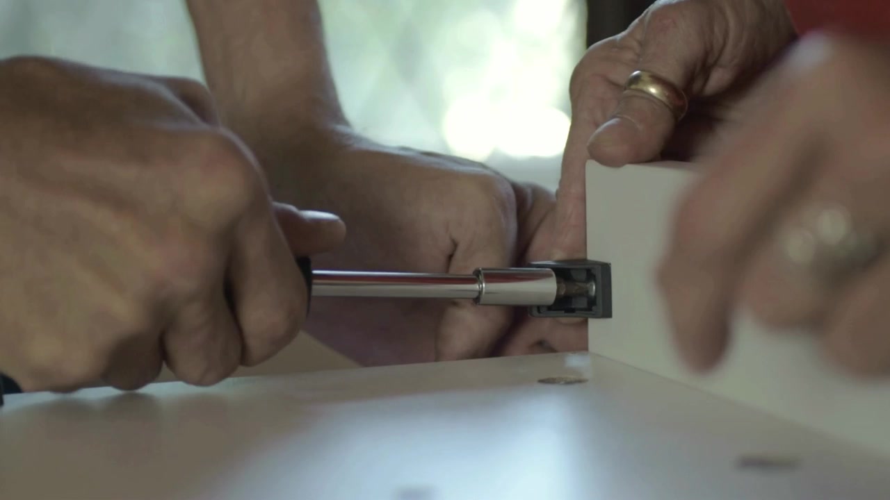 Workman and assistant working assembling units