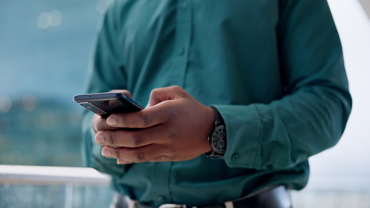 primer plano, negocios y hombre con un teléfono celular