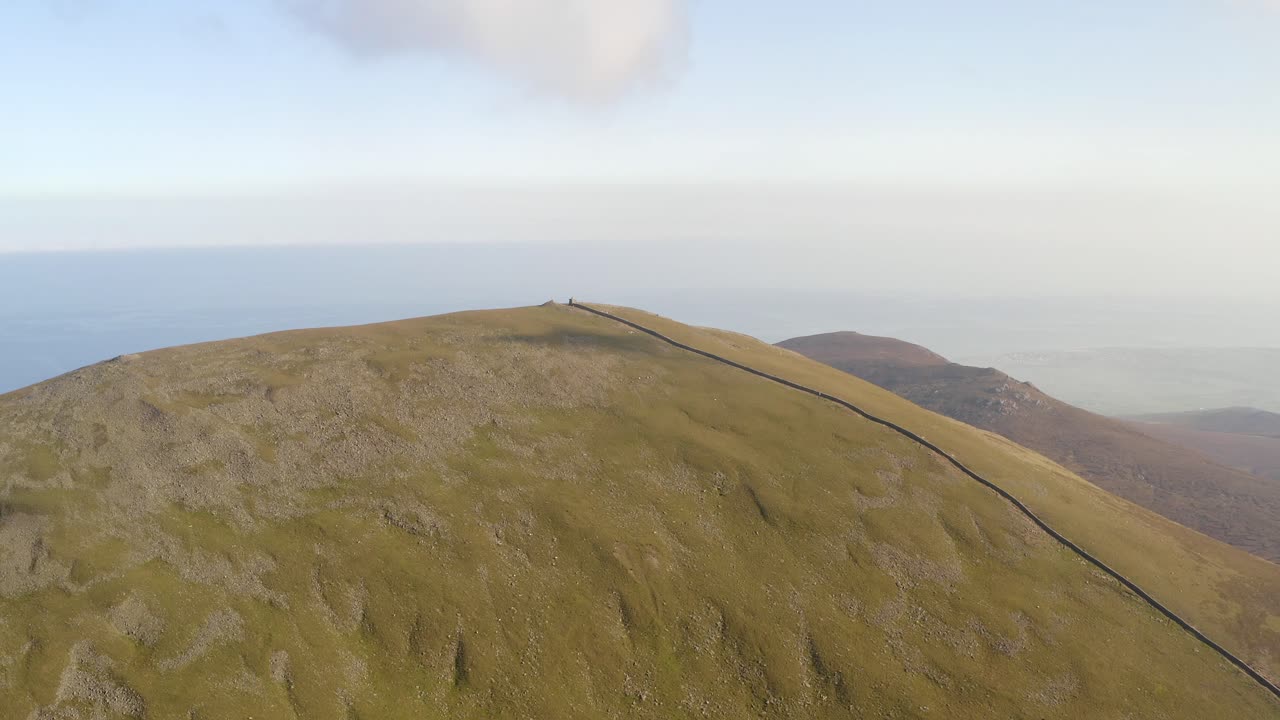 안개 가 많은  ⁇ 빛 날 에 아름다운 슬리브 도나드 정상 의 공중 전망