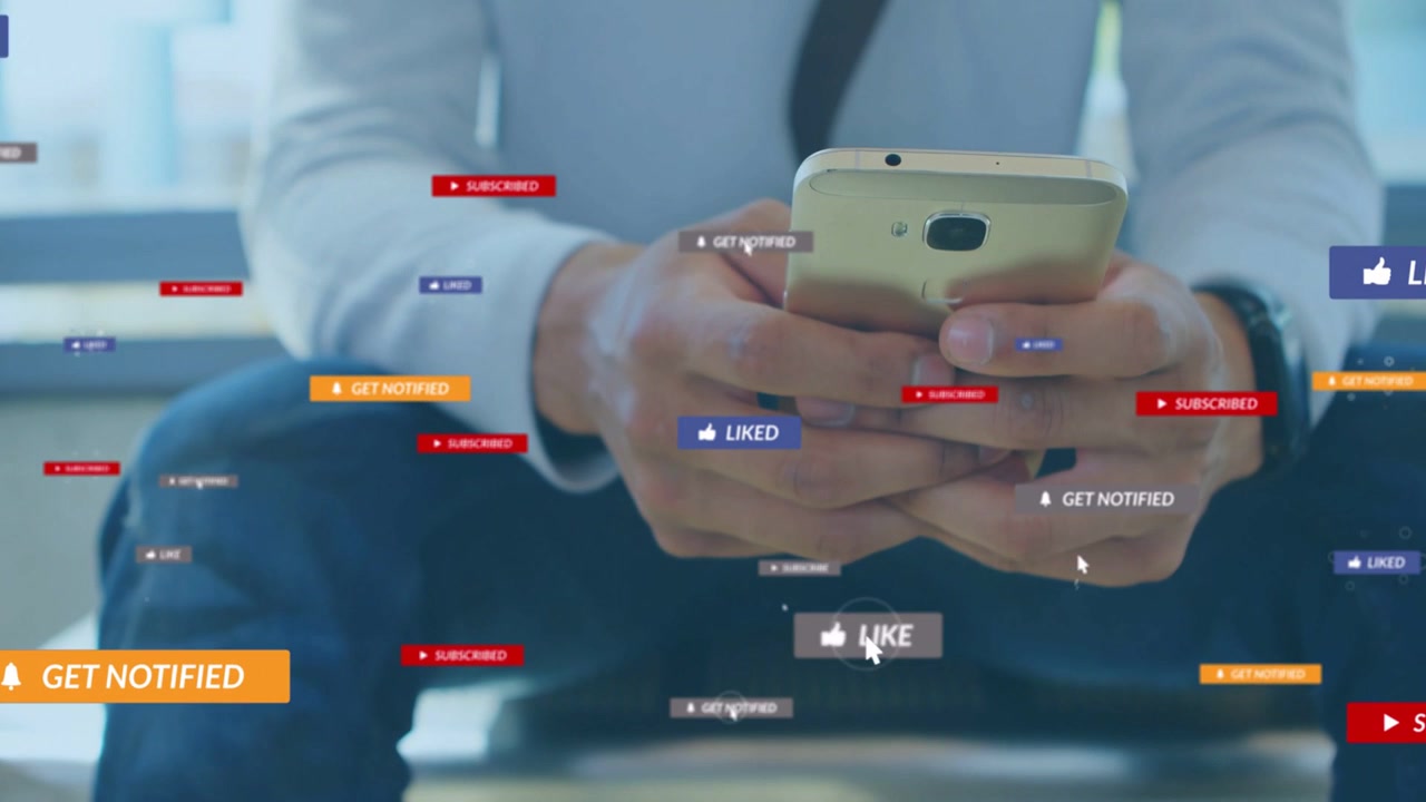 Uomo su una panchina che tiene uno smartphone, toccando per le notifiche mentre i badge dei social media si raggruppano e poi svaniscono