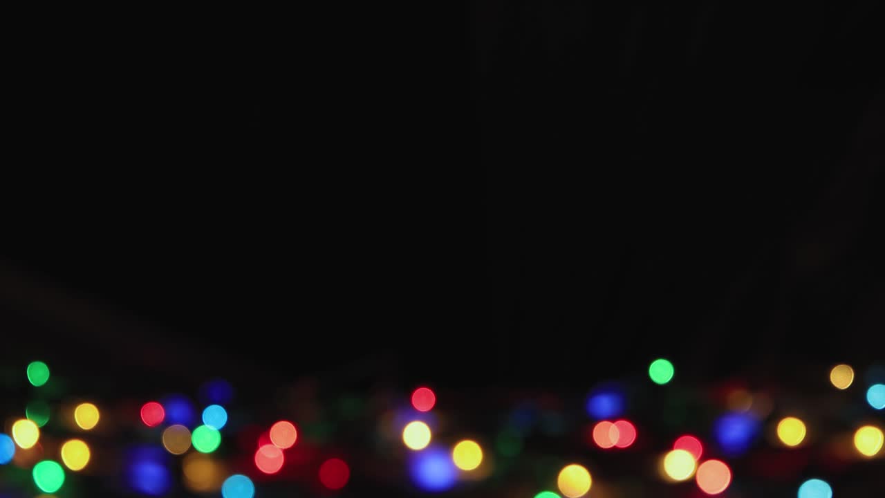 abajo, las luces de colores están ardiendo misteriosamente en un espacio de copia de fondo negro.