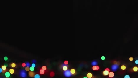 abajo, las luces de colores están ardiendo misteriosamente en un espacio de copia de fondo negro.