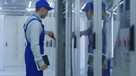 electricista que trabaja en el panel eléctrico