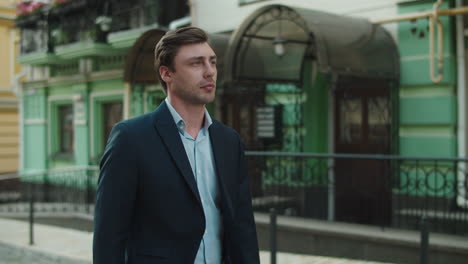 Close-up-view-of-businessman-walking-on-the-street