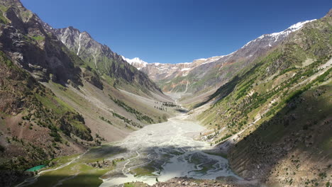 toma de drones del valle de las montañas en el valle de naltar en pakistán, toma aérea panorámica amplia