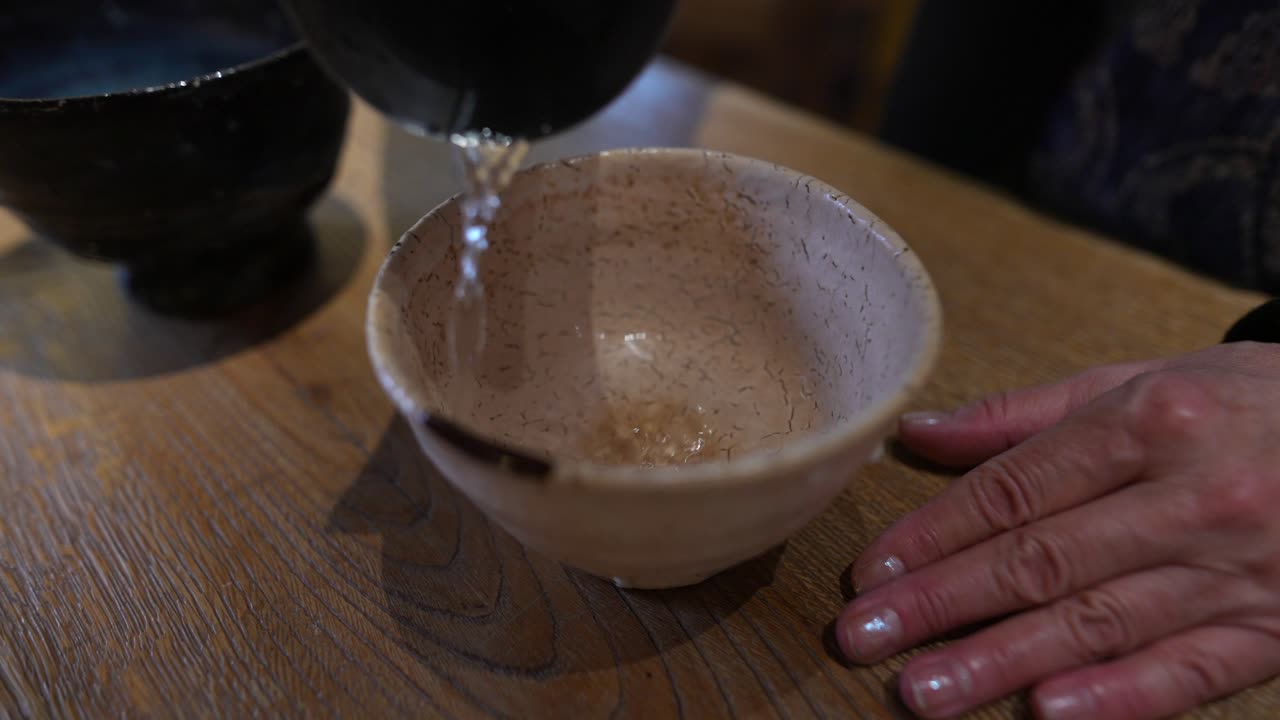 나무 테이블 에 있는 빈 세라 그