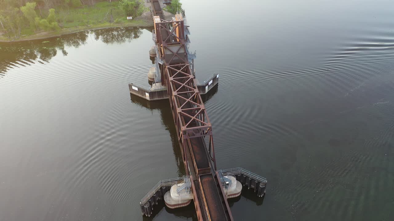 vista aérea de un puente elevador oxidado sobre un río