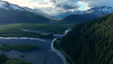 Salga-Del-Camino-Del-Glaciar-Y-Del-Sendero-Del-Río-Resurrección-Con-Un-Panorama-De-La-Cordillera-Con-Pico-Nevado