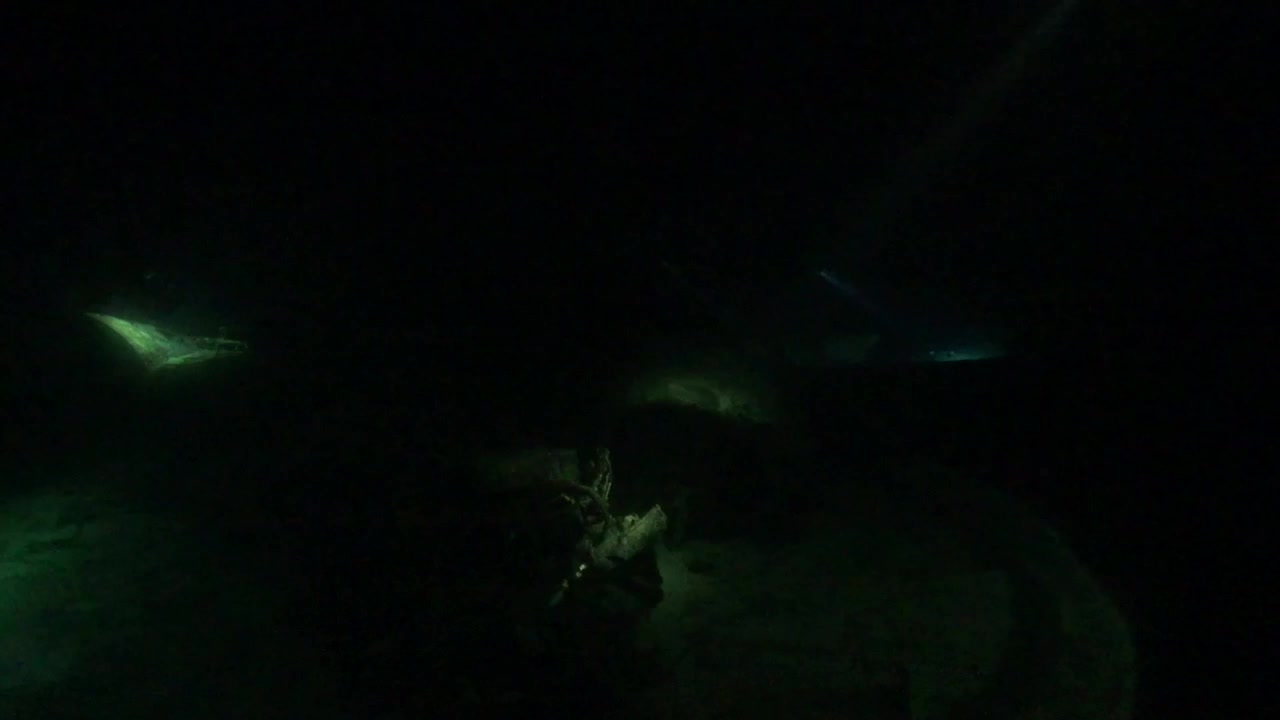 Relitto di aereo sott'acqua di notte