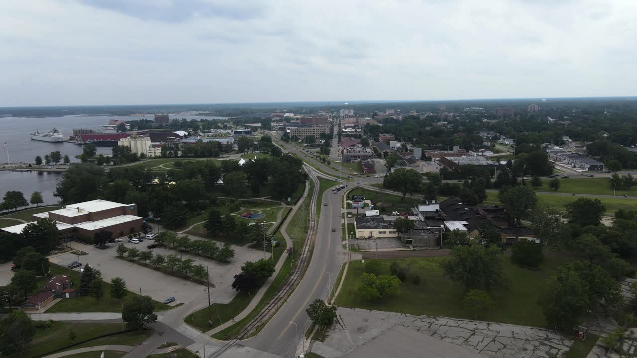 distrito del centro de muskegon durante la instalación de la carretera rebelde en 2021