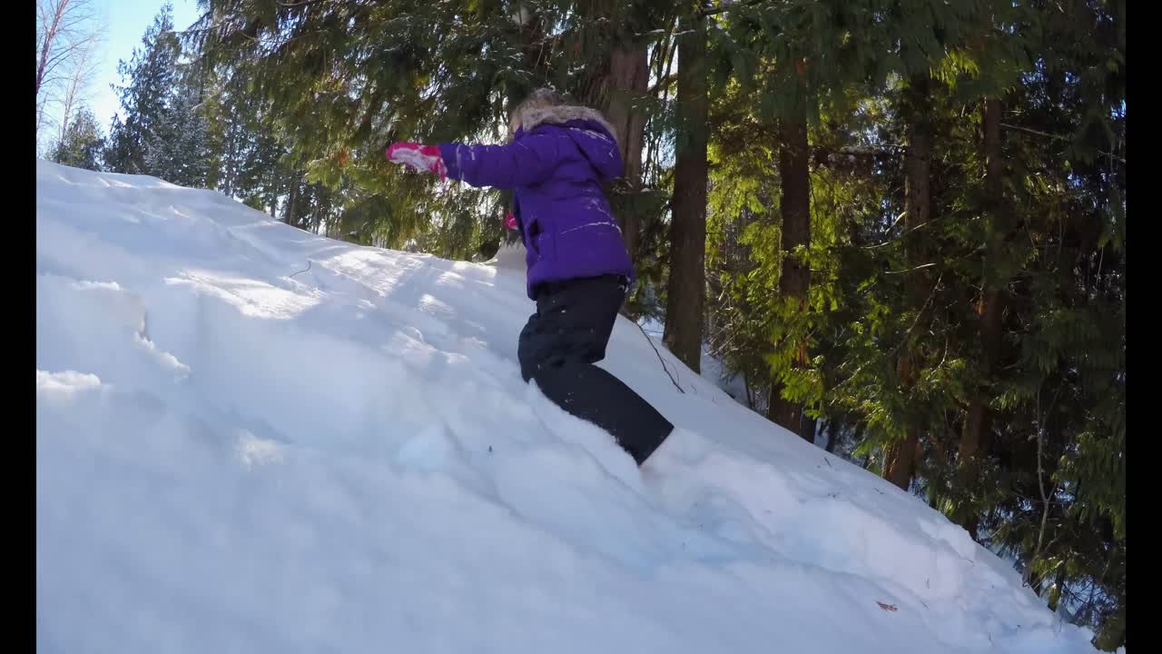 chica caminando en la nieve durante el invierno 4k