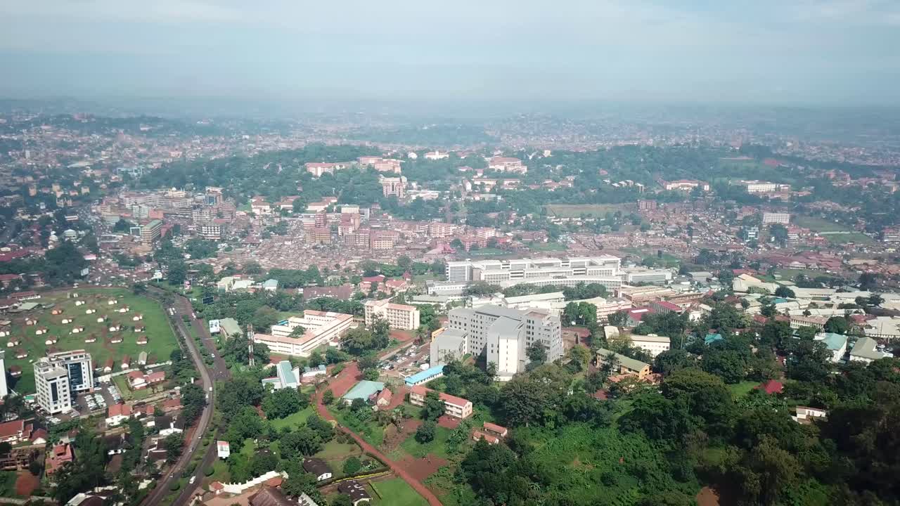 paisaje urbano de kempala, la ciudad más grande y la capital de uganda, durante el día soleado - vista de pájaro