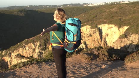 mujer emocionada con una mochila de campamento