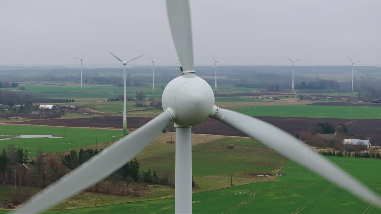풍력 터빈 회전, 라트비아의 남 코르세메 지방 자치구의 초록색 시골